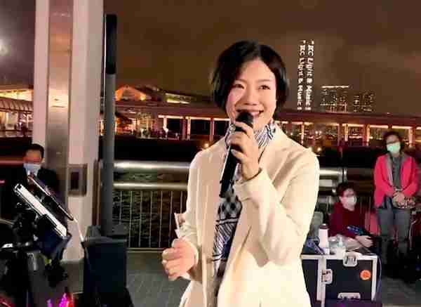 歌手龙婷：曾是《星光大道》冠军，受邀参加春晚后，为何街头卖唱