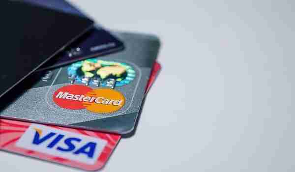 你的第一张信用卡是如何办理的，还记得吗？