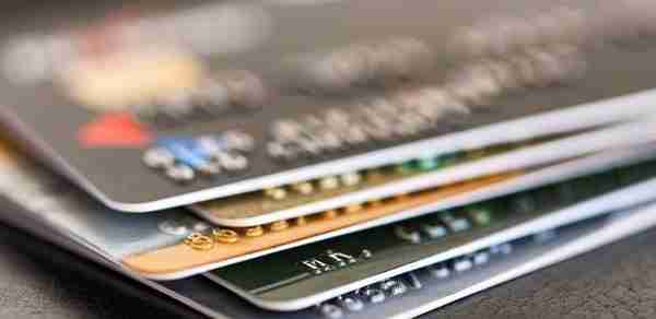 信用卡升级为白金卡，额度没升，现银行要2000元年费，该怎么办？