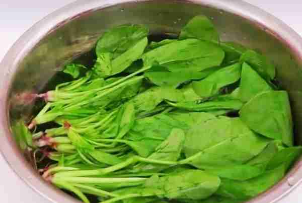 炒菠菜，只会过水还不够，记住3点，颜色翠绿无涩味，营养不流失
