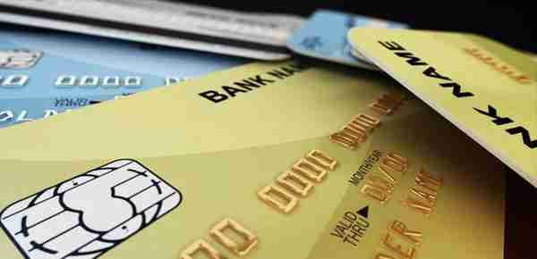 信用卡升级为白金卡，额度没升，现银行要2000元年费，该怎么办？