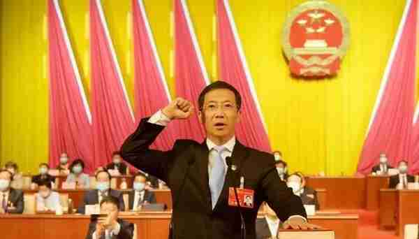 非凡的经历历练了他，万正峰担任濮阳市委书记