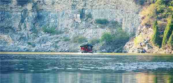 九女仙湖里面有一座屹立不倒的孤岛寺庙