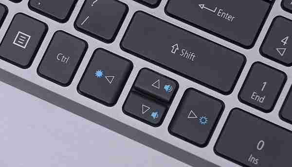 为什么电脑键盘打字母却变数字？你可能不小心按了这个键