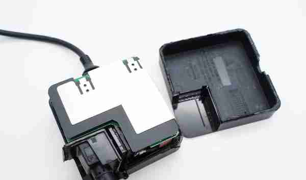 方块造型自带连体输入输出线，惠普45W USB-C电源适配器拆解