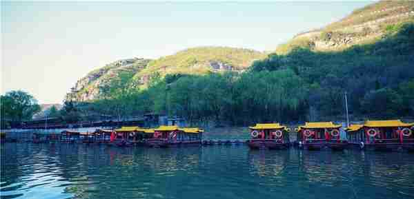 九女仙湖里面有一座屹立不倒的孤岛寺庙