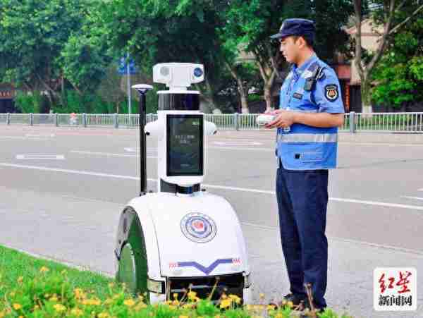 “最萌城管”出街！5G智能巡检机器人亮相新津街头